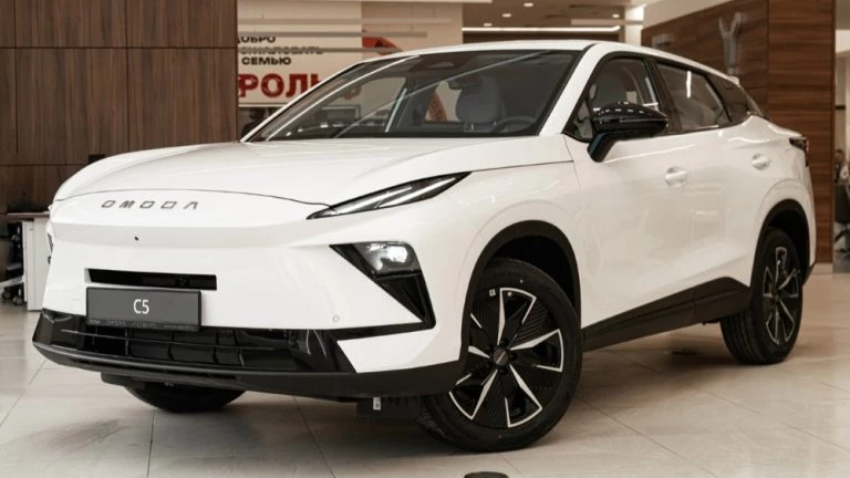 Omoda C5 новый обновленный у дилера в автосалоне Рольф Химки сбоку спереди