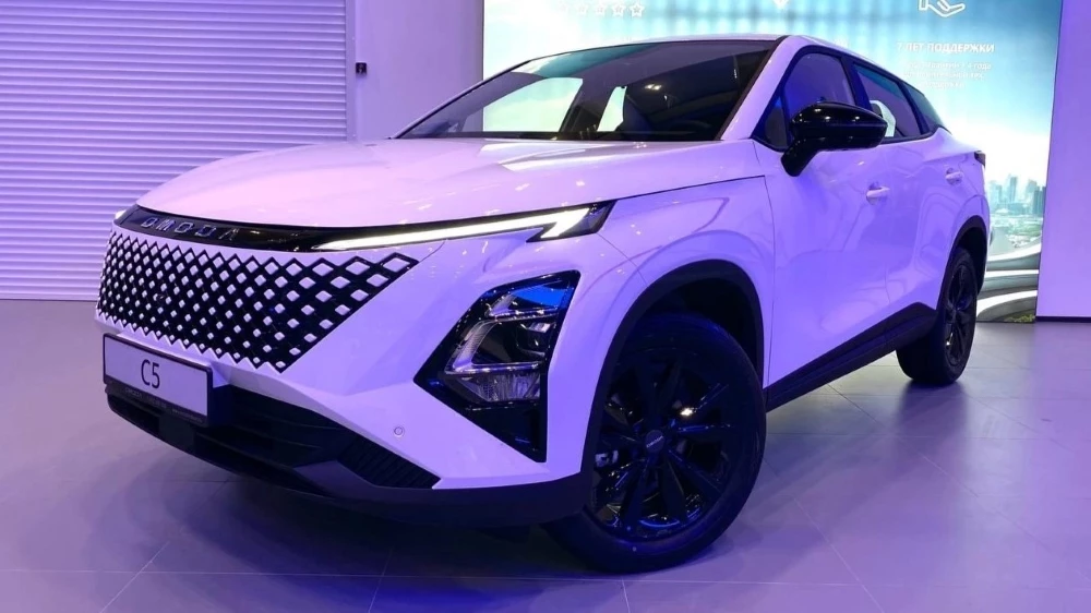Omoda C5 дорестайлинговый у дилера в автосалоне Динамика Смоленск сбоку спереди