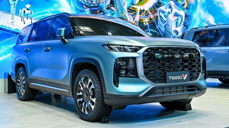 кроссовер chery tiggo v в Пекине спереди сбоку