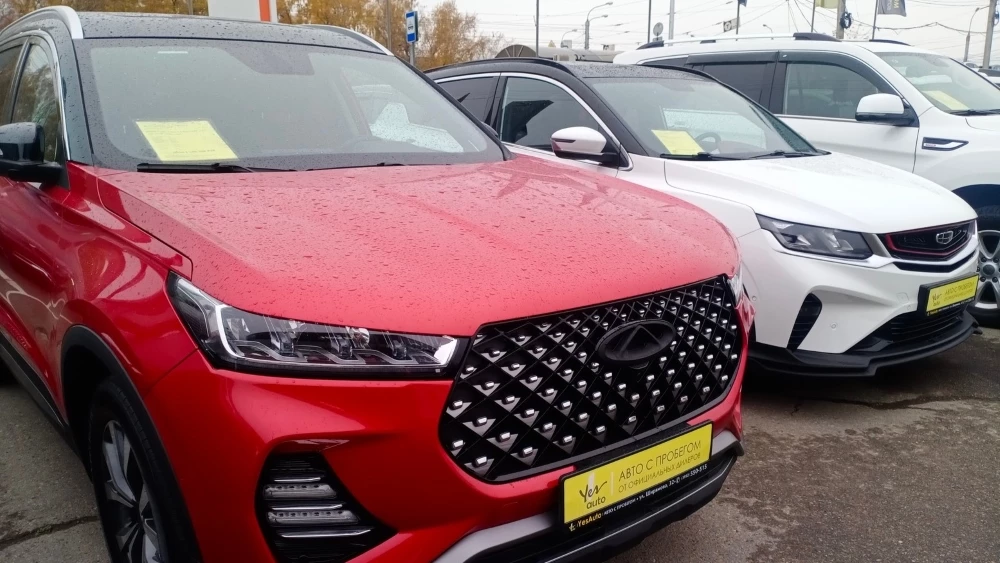 Подержанный кроссовер Chery Tiggo 7 Pro Geely Coolray с пробегом в России у дилера спереди сбоку