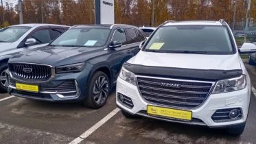 Подержанный кроссовер Geely Monjaro Haval H6 с пробегом в России у дилера спереди сбоку