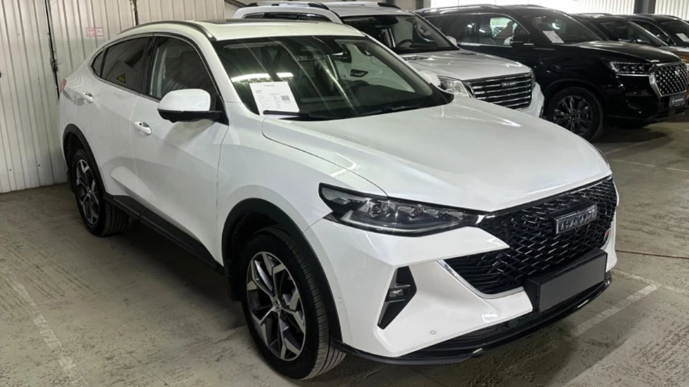 Подержанный кроссовер с пробегом Haval F7x сбоку спереди Ильдар Авто-Подбор