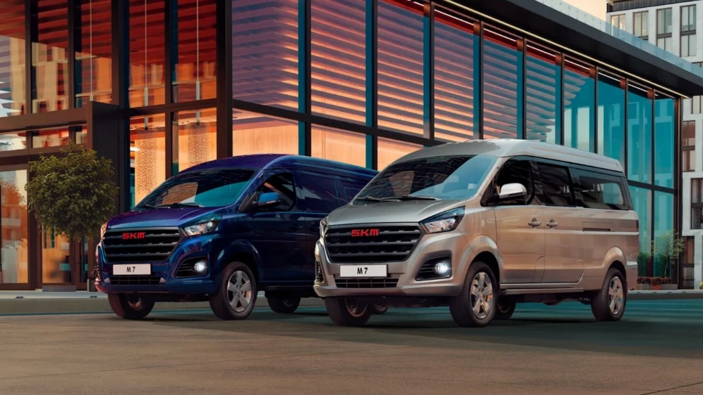 Две «Волги», новые Haval и возвращение Geely Coolray. Все 15 новинок апреля в России фургон и минивэн марки SKM сбоку спереди автоваз