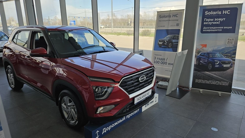 Solaris HC Hyundai Creta сбоку спереди в автосалоне