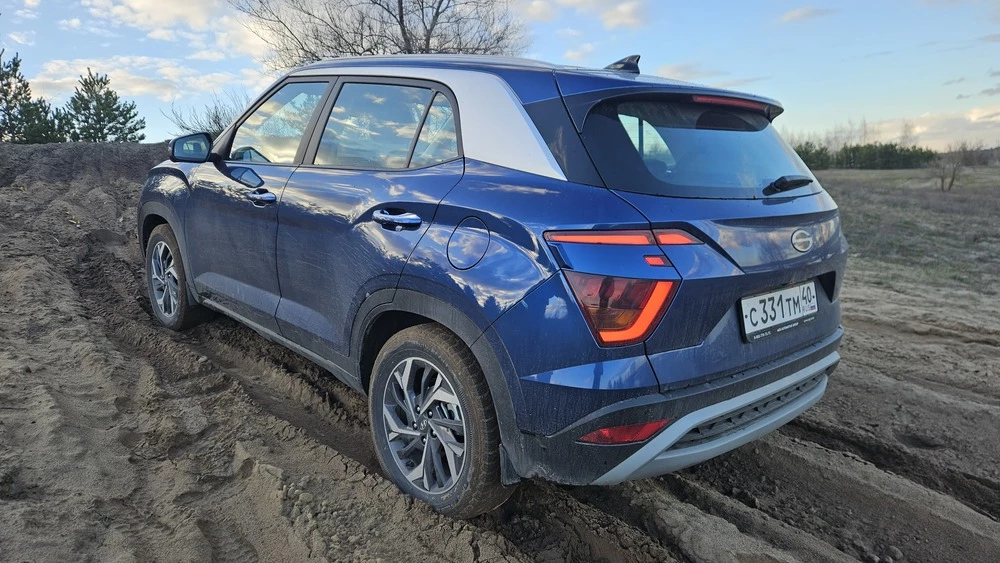 Solaris HC Hyundai Creta тест сбоку сзади