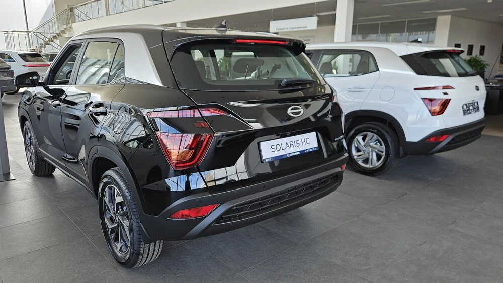 Solaris HC Hyundai Creta тест сбоку сзади в автосалоне