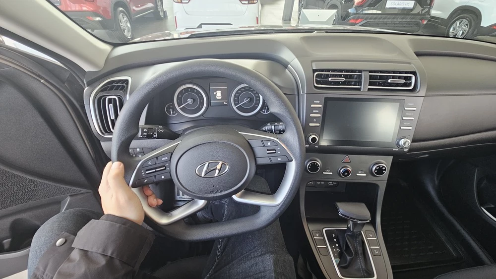 Solaris HC Hyundai Creta тест салон интерьер базовая версия водитель за рулем в автосалоне