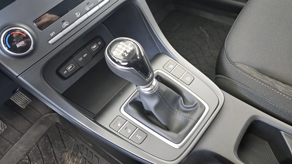 Solaris HC Hyundai Creta салон интерьер механика селектор ручка тоннель