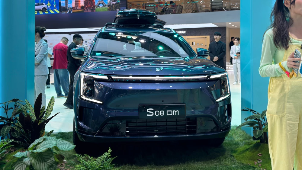 пекинский автосалон в пекине 2026 jetour l7 soueast s08 dm спереди синий