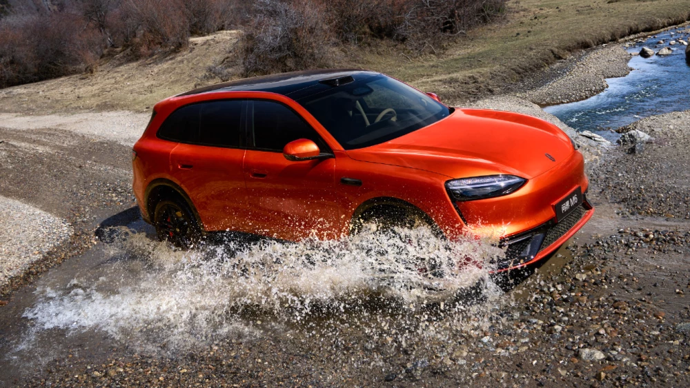 Старт продаж Aito M6 объявили в Китае кроссовер электрический гибридный цены сбоку спереди оранжевый в динамике