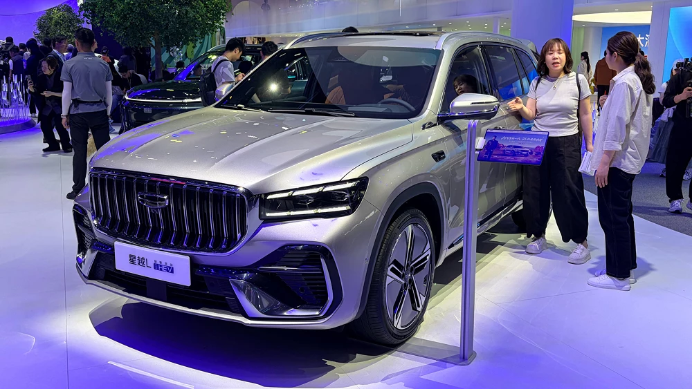 Цены гибридных Geely Monjaro и Preface назвали в Китае кроссовер сбоку спереди серебряный диски автосалон в пекине
