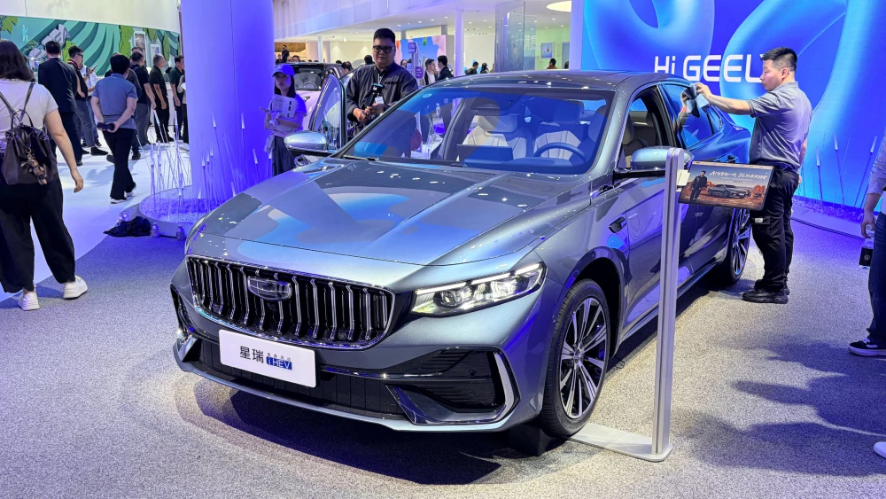 Цены гибридных Geely Monjaro и Preface назвали в Китае седан сбоку спереди пекинский автосалон в пекине