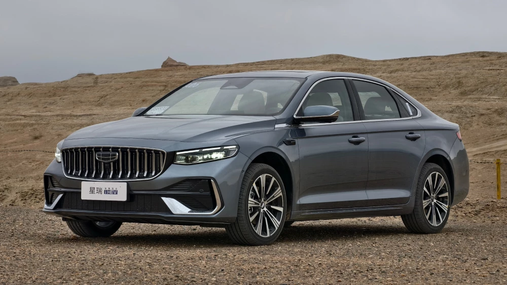 Цены гибридных Geely Monjaro и Preface назвали в Китае седан сбоку спереди