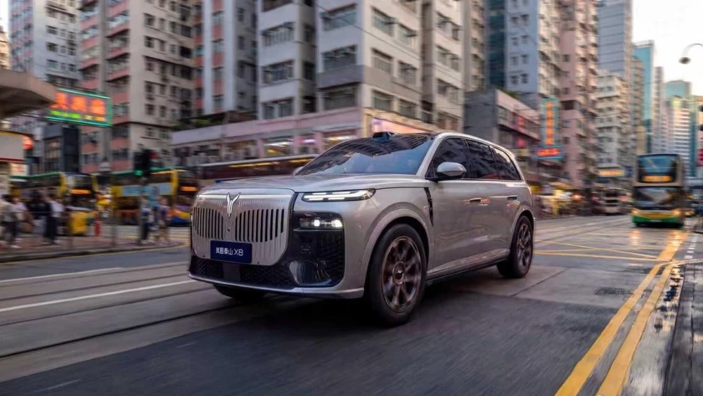 Кроссовер Voyah Taishan X8 сбоку спереди в динамике
