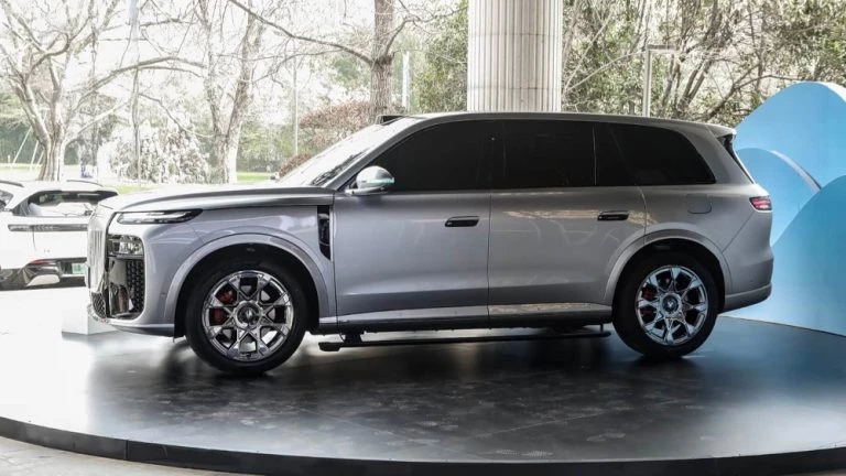 Кроссовер Voyah Taishan X8 презентация в Китае сбоку