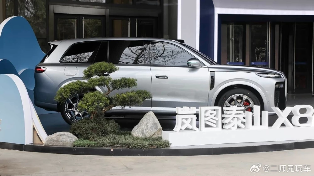 Кроссовер Voyah Taishan X8 презентация в Китае сбоку