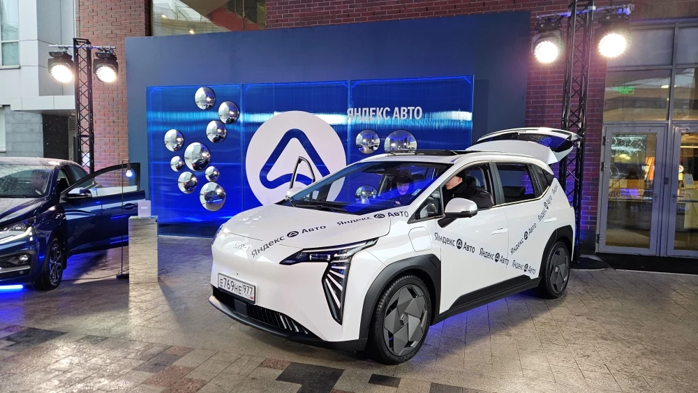 Яндекс Авто Umo 5 сбоку спереди