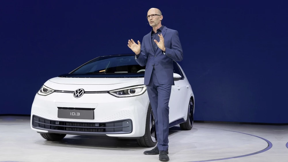 Вице-президент по дизайну Changan дал большое интервью клаус зисиора volkswagen id.3 хэтчбек электриеский сбоку спереди белый