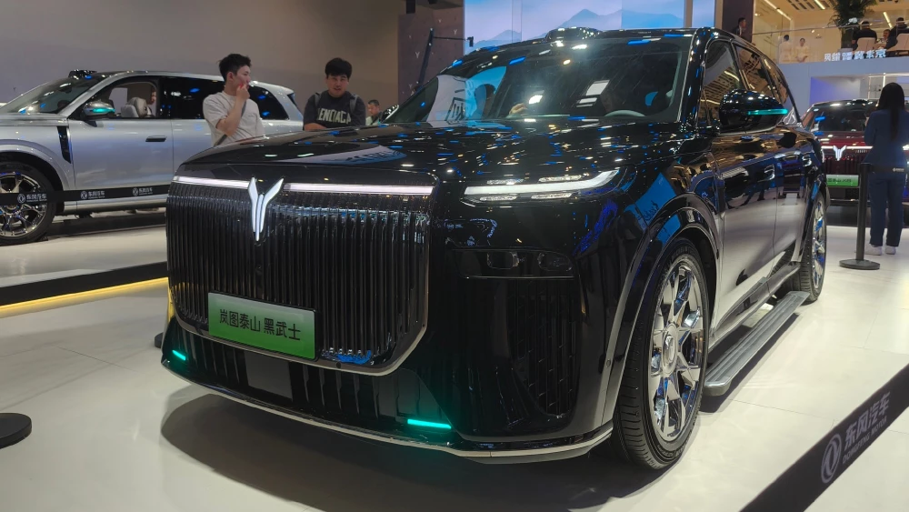пекинский автосалон в пекине 2026 voyah Taishan кроссовер черный сбоку спереди