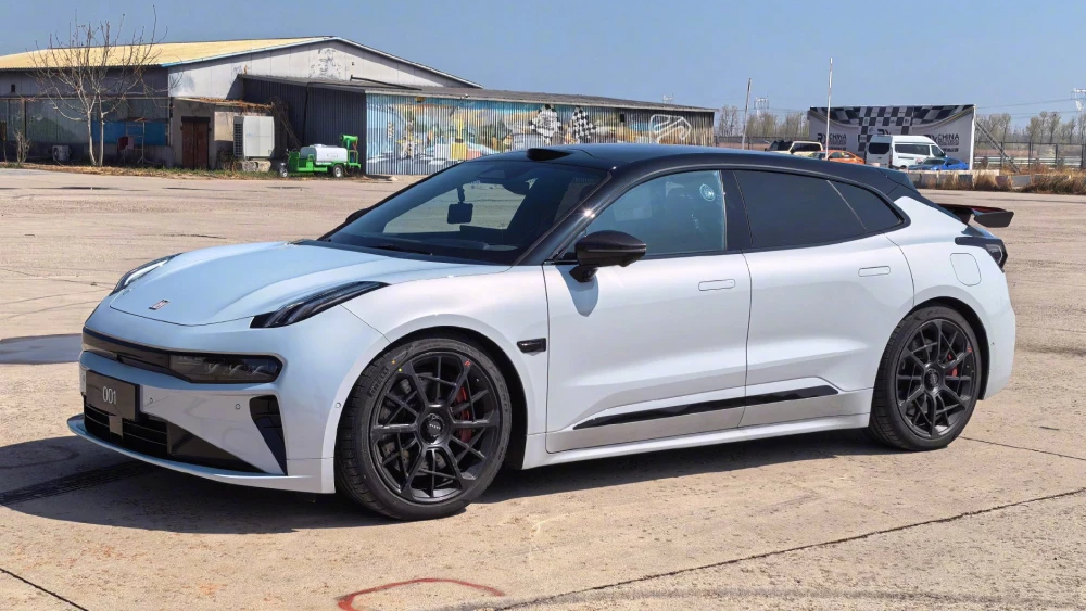 Юбилейный Zeekr 001 вышел на рынок Китая сбоку спереди спецверсия