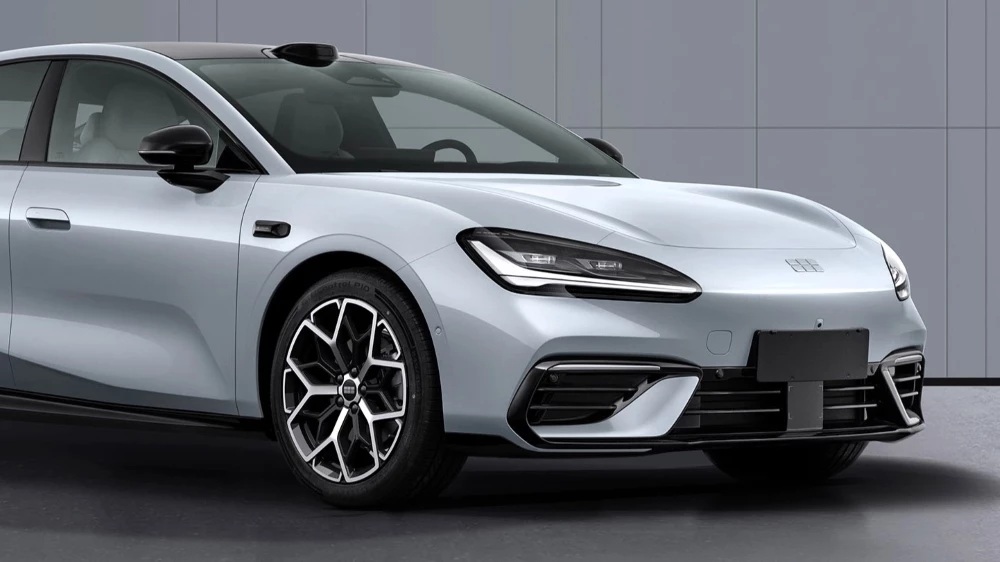 седан geely galaxy tt сбоку спереди 2026