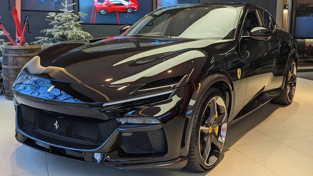 Кроссовер Ferrari Purosangue сбоку спереди