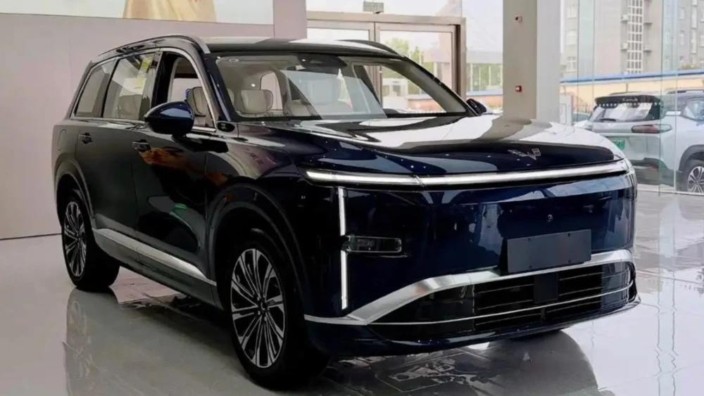 кроссовер wuling starlight l в Китае сбоку спереди