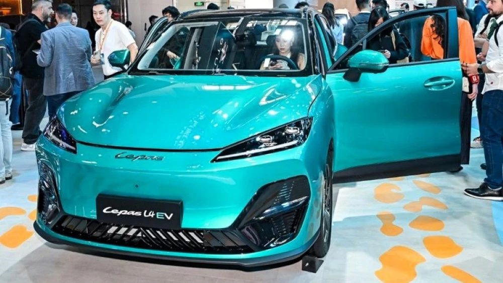 кроссовер lepas l4 ev спереди сбоку в Китае электрокар