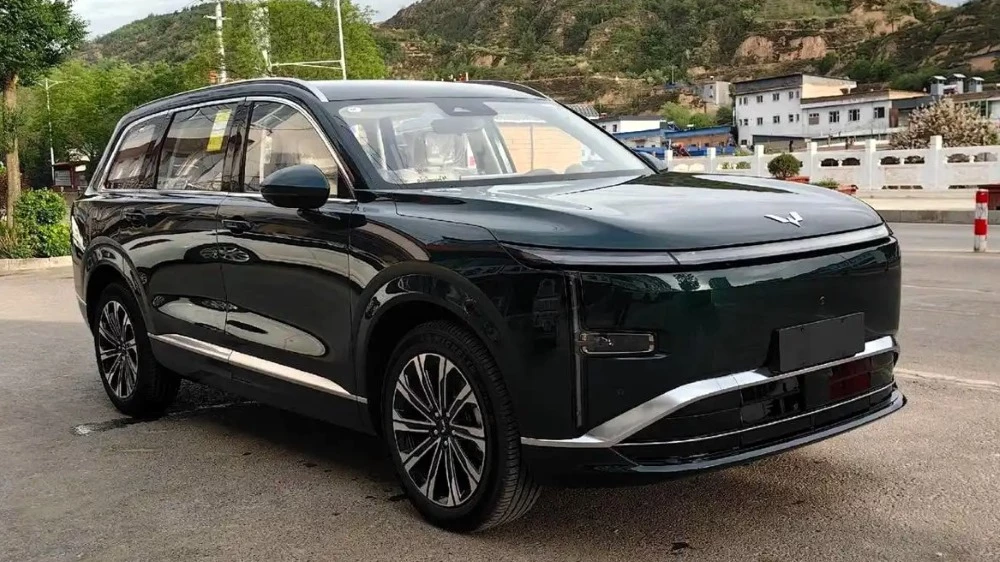 кроссовер wuling starlight l в Китае сбоку спереди