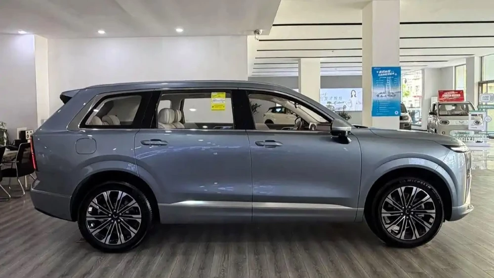 кроссовер wuling starlight l в Китае сбоку