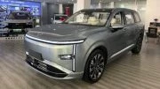 кроссовер wuling starlight l в Китае сбоку спереди
