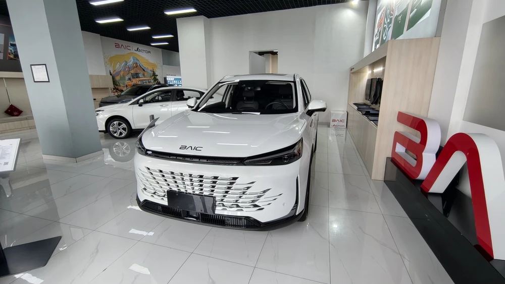 BAIC Х75 спереди сбоку у дилера в автосалоне в Душанбе Таджикистане