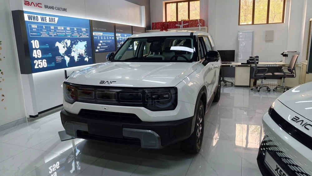BAIC BJ30 спереди сбоку у дилера в автосалоне в Душанбе Таджикистане