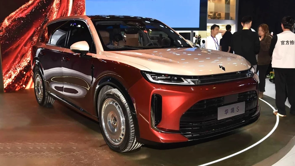 Кроссовер Baojun Huajing S сбоку спереди автосалон в Пекине
