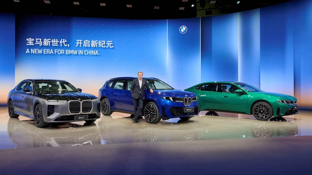 Презентация моделей BMW 7, ix3 и i3 на автосалоне в Пекине сбоку спереди