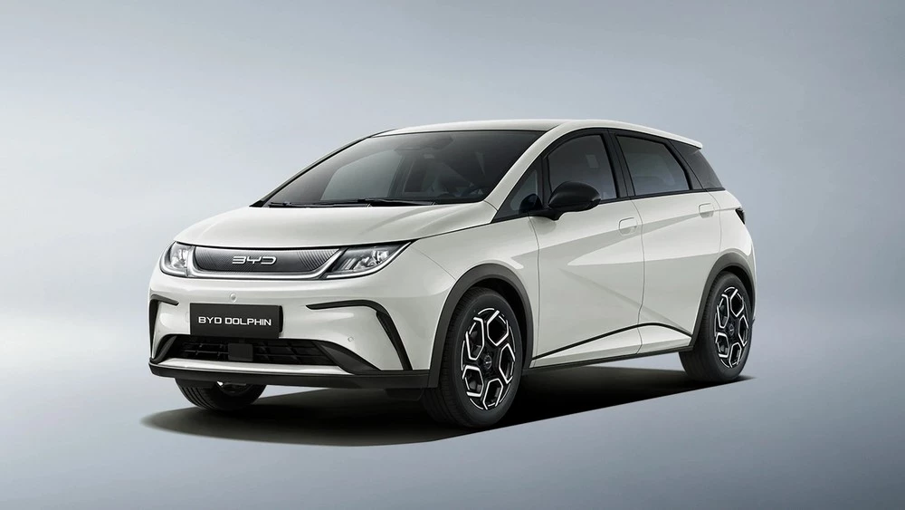 Электрический хетчбэк BYD Dolphin EV сбоку спереди