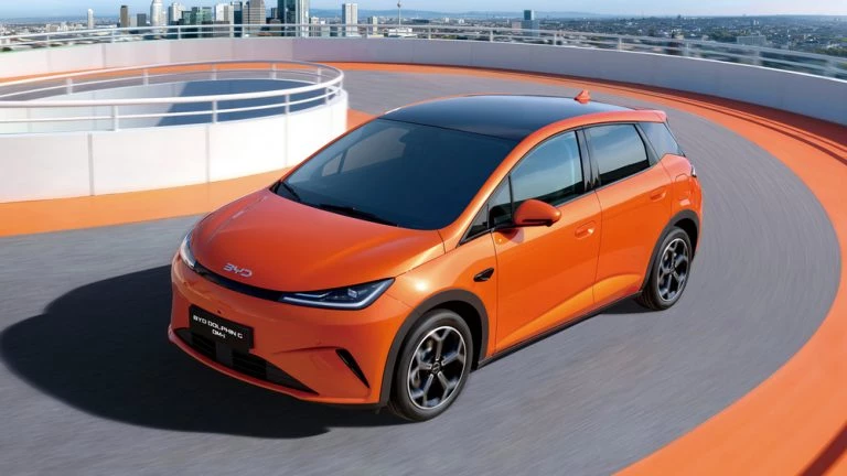 Гибридный хетчбэк BYD Dolphin G DM-i спереди сбоку