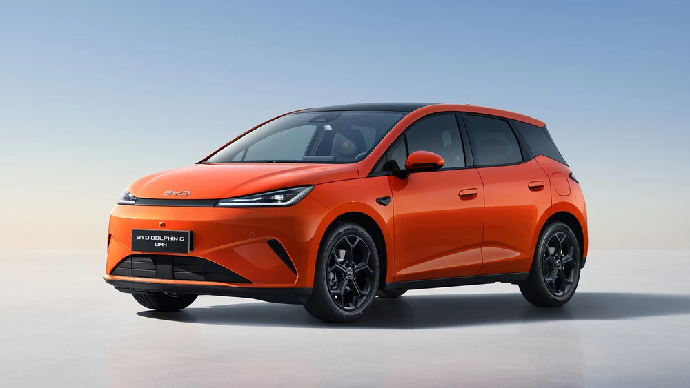 Гибридный хетчбэк BYD Dolphin G DM-i спереди сбоку