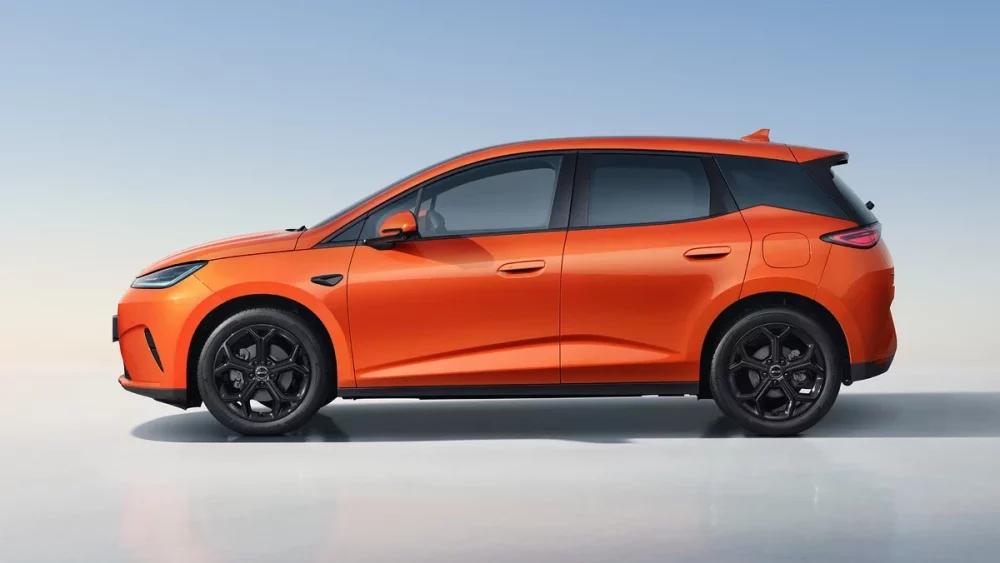 Гибридный хетчбэк BYD Dolphin G DM-i сбоку