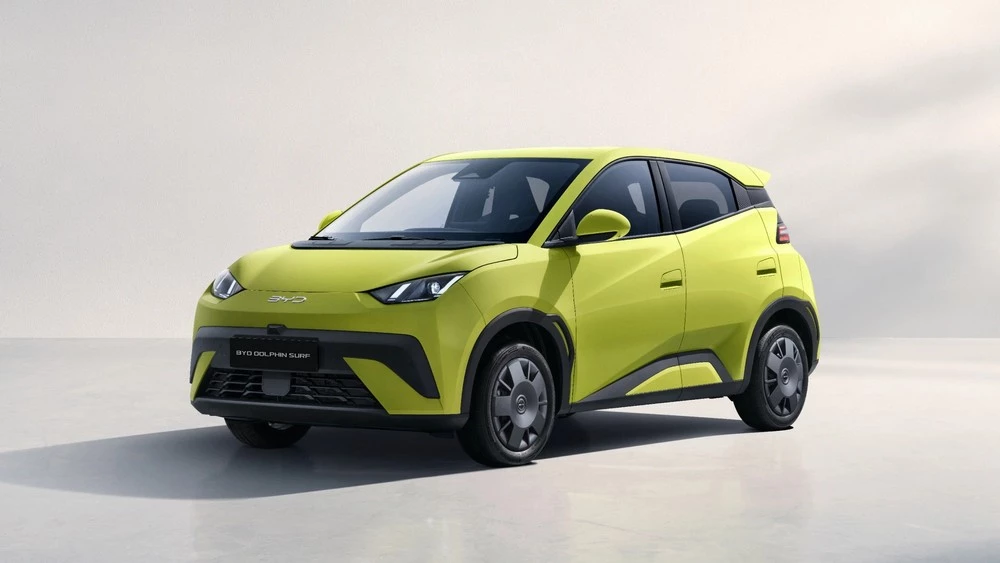 Электрический хетчбэк BYD Dolphin Surf EV сбоку спереди