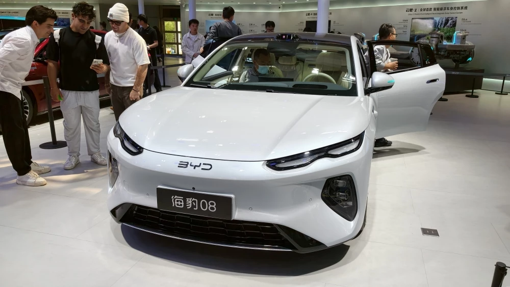 BYD Seal 08 Пекинский автосалон спереди