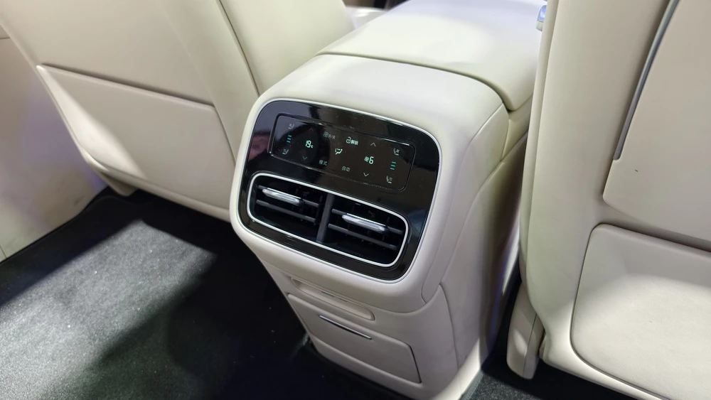 BYD Seal 08 Пекинский автосалон салон интерьер сиденья второй ряд дефлектор