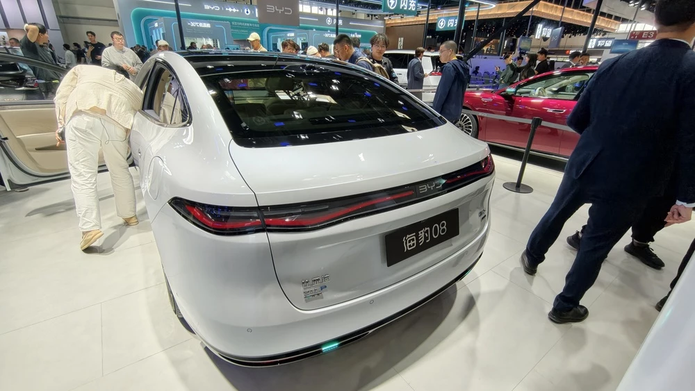 BYD Seal 08 Пекинский автосалон сбоку сзади
