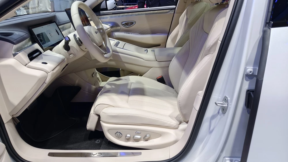 BYD Seal 08 Пекинский автосалон салон интерьер сиденья первый ряд