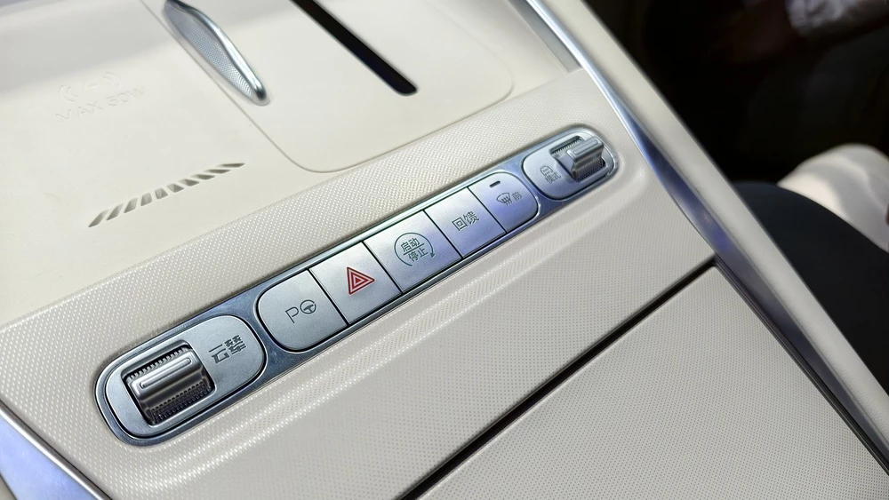 BYD Seal 08 Пекинский автосалон салон интерьер центральный тоннель кнопки