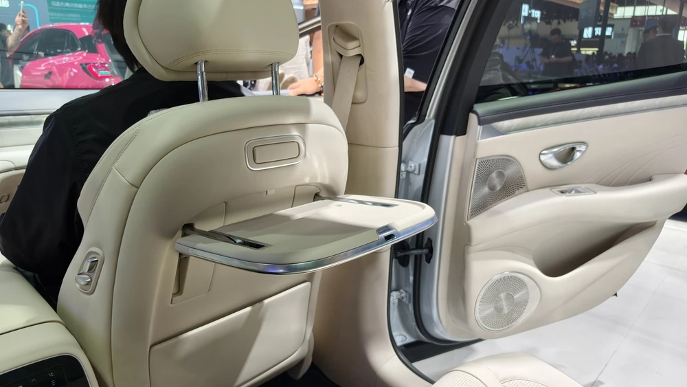 BYD Seal 08 Пекинский автосалон салон интерьер столик второй ряд
