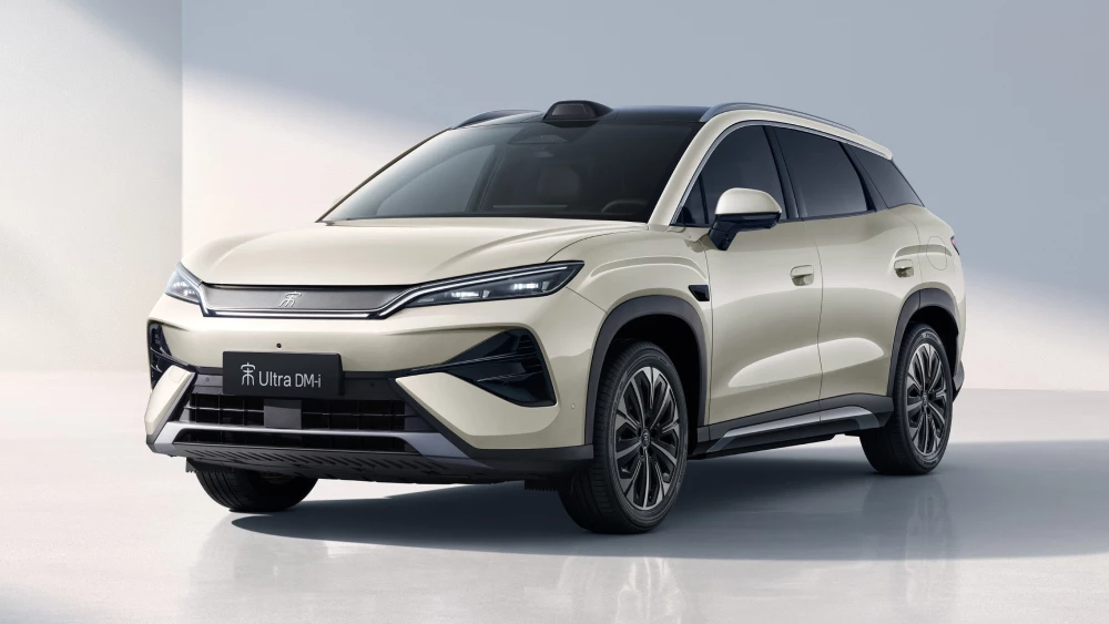 Цены гибридного BYD Song Ultra DM-i назвали в Китае. Кроссовер уже можно купить цены byd song ultra dm-i сбоку спереди бежевый гибридный кроссовер старт продаж