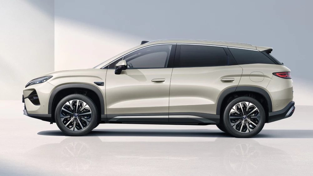 цены гибридный кроссовер byd song ultra dm-i сбоку бежевый