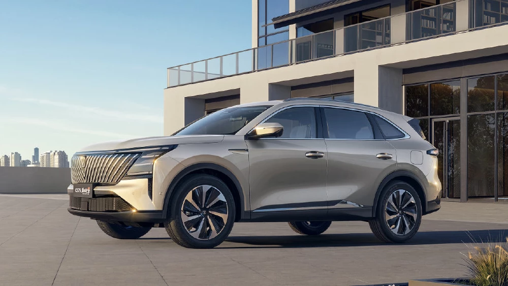 changan cs75 plus hev сбоку спереди в китае серый кроссовер