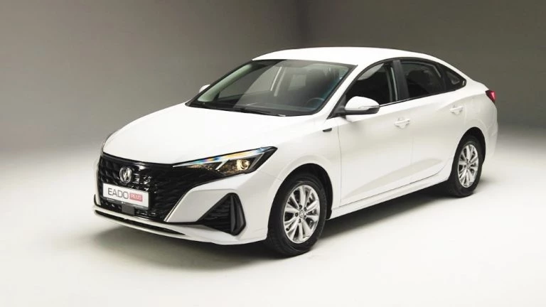 Changan Eado Plus сбоку спереди